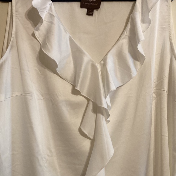 Undercover agent ivory satin ruffled sleeveless shirt - Picture 2 of 5